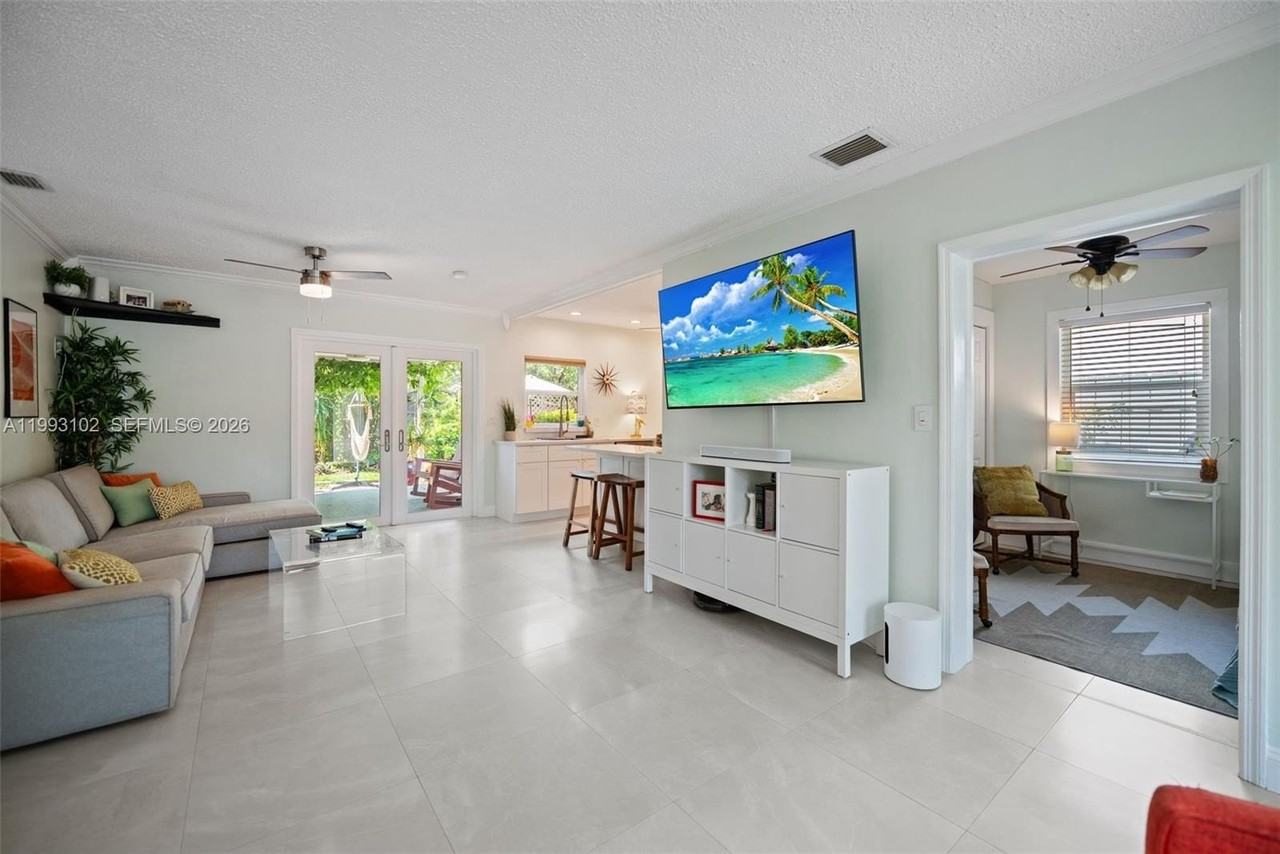 350 Ne 59th St - Photo 4 of 28