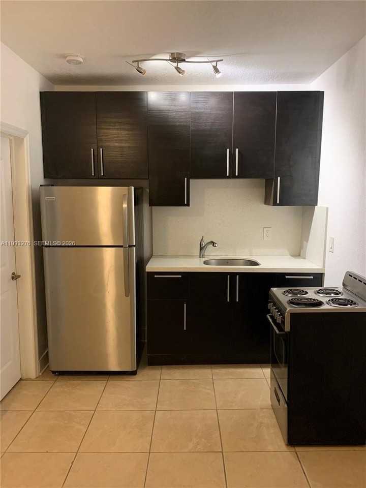 712 Sw 56th Ave #7B - Photo 3 of 7