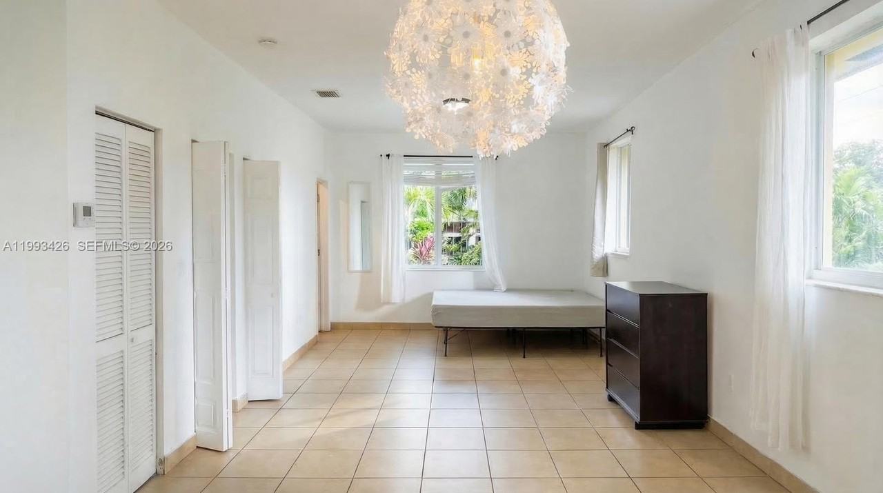 404 Ne 27th St #1-2A - Photo 3 of 12