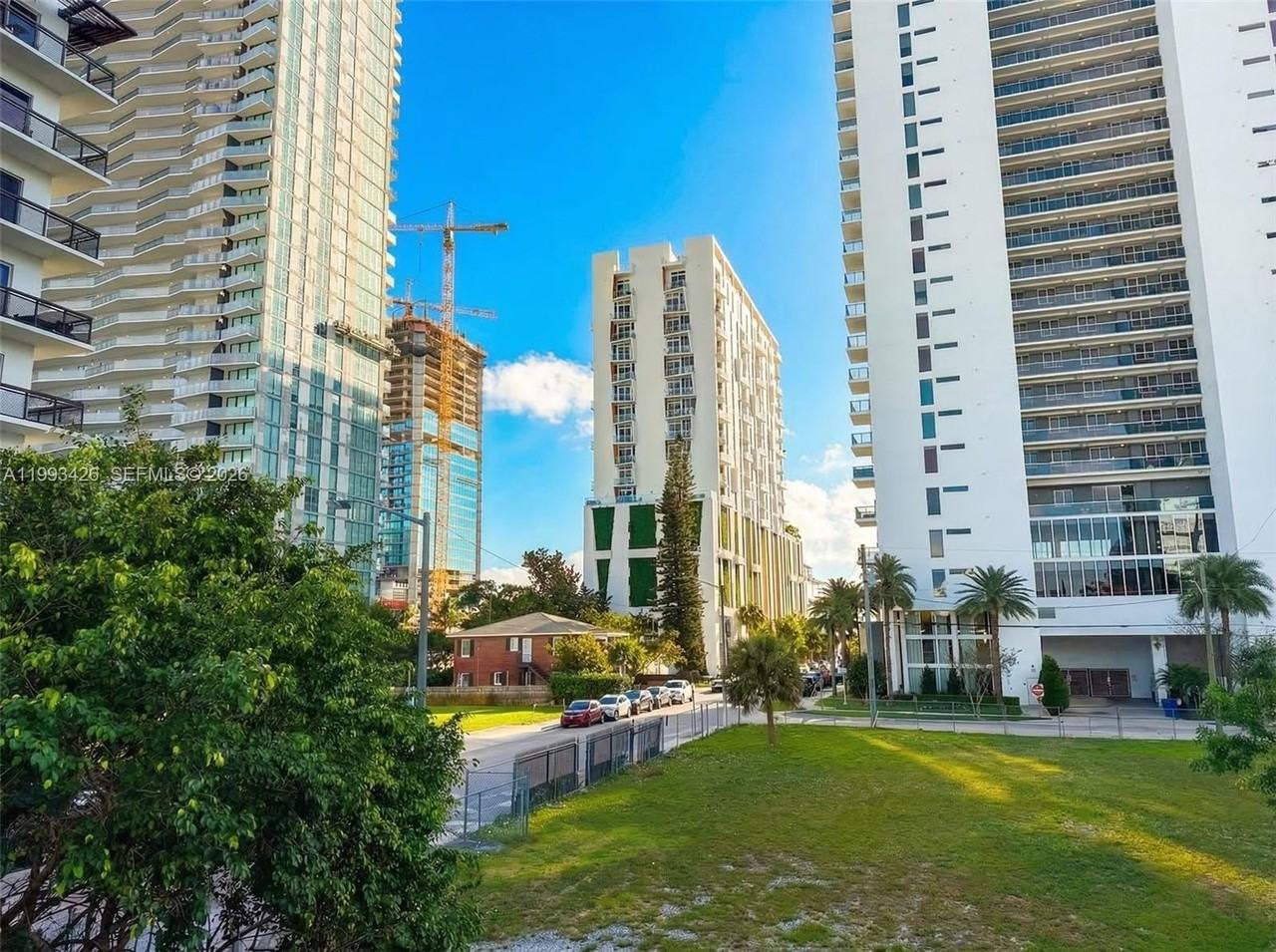 404 Ne 27th St #1-2A - Photo 4 of 12