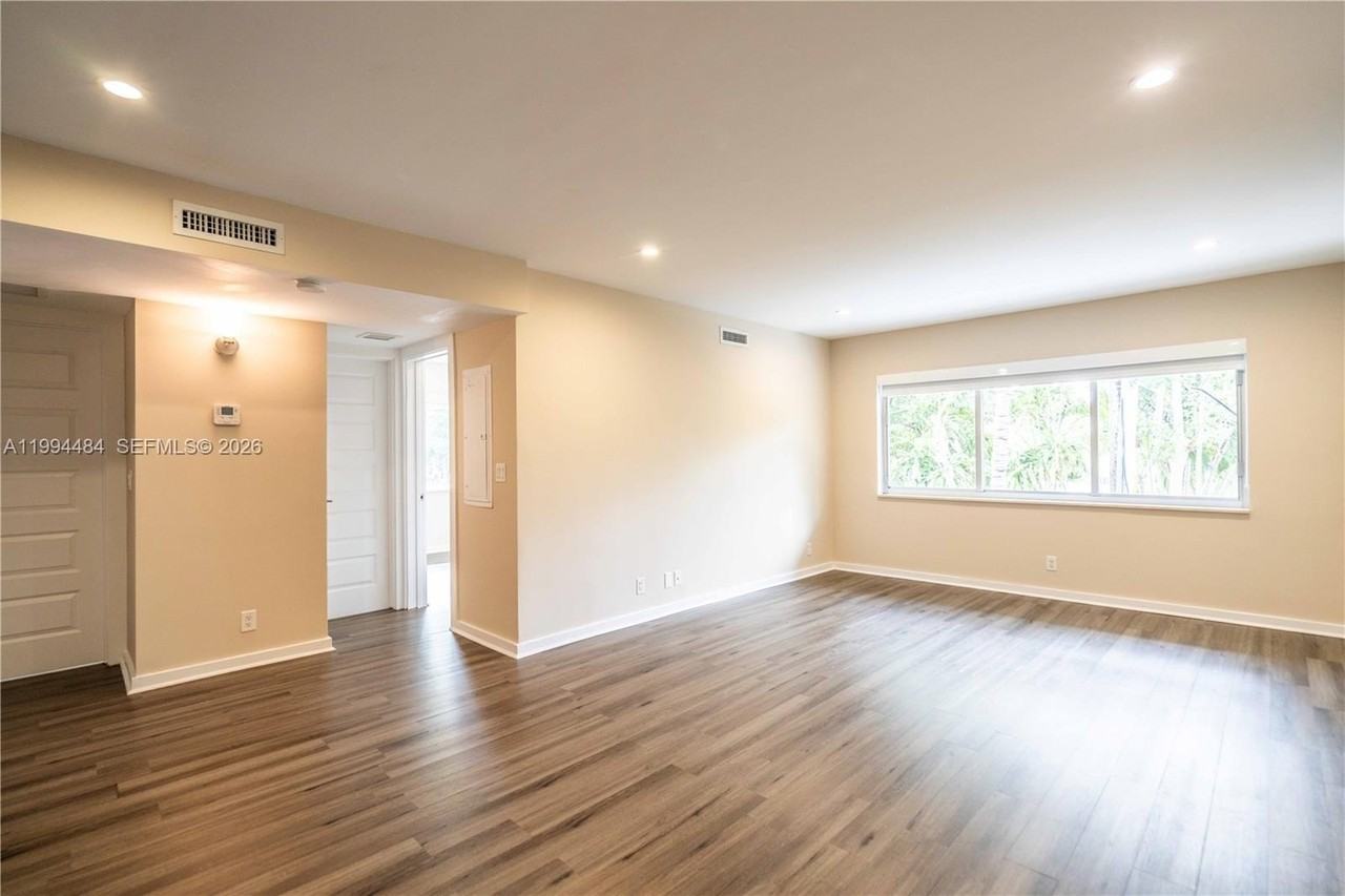 2400 Ne 26th St #6 - Photo 4 of 18