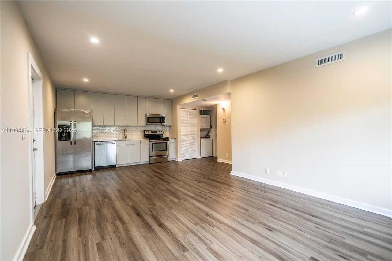 2400 Ne 26th St #6 - Photo 5 of 18