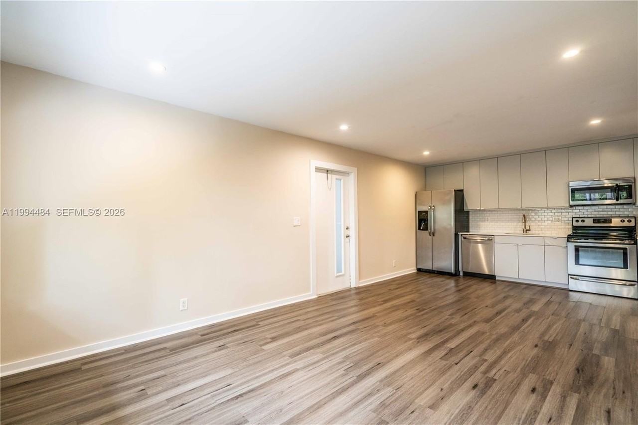 2400 Ne 26th St #6 - Photo 6 of 18