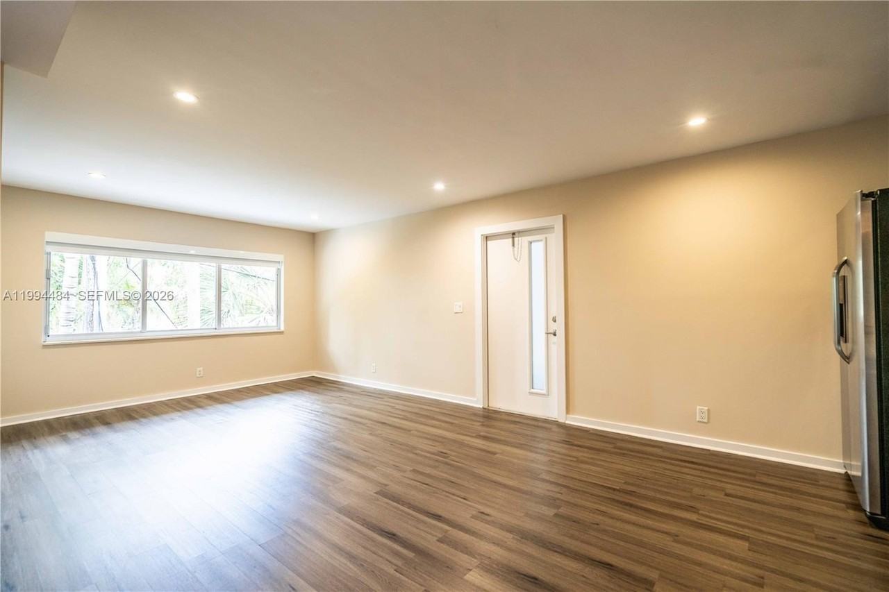 2400 Ne 26th St #6 - Photo 7 of 18