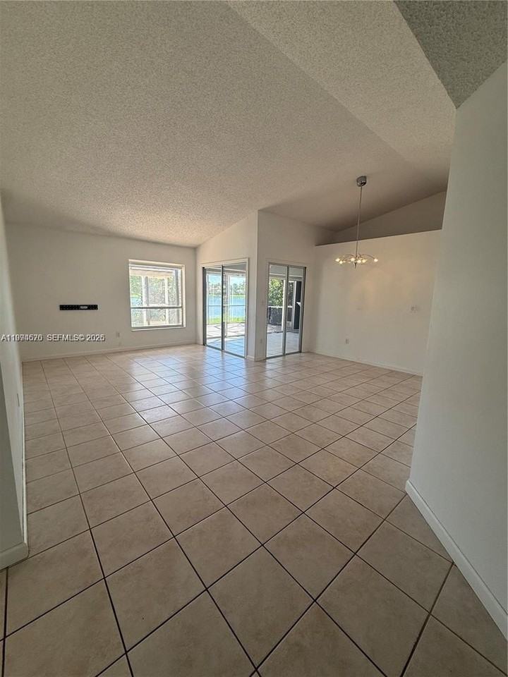 665 Se 25th Ln #665 - Photo 3 of 13