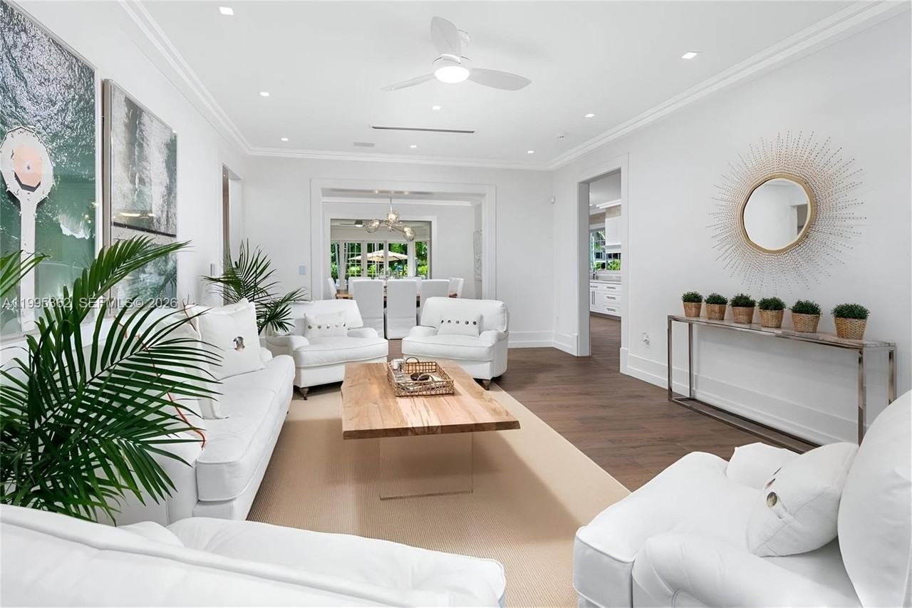 2575 Pine Tree Dr - Photo 4 of 32