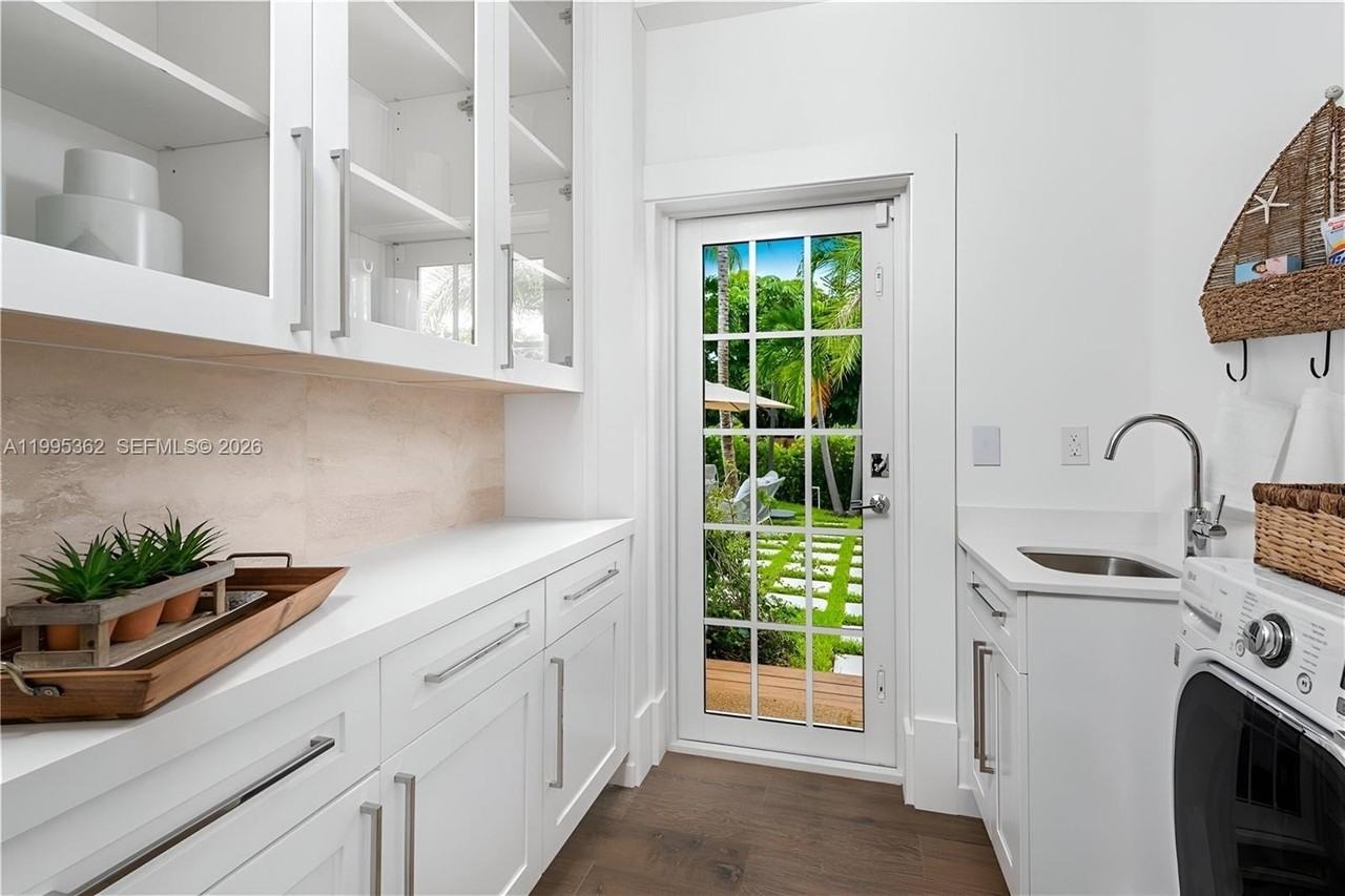 2575 Pine Tree Dr - Photo 6 of 32