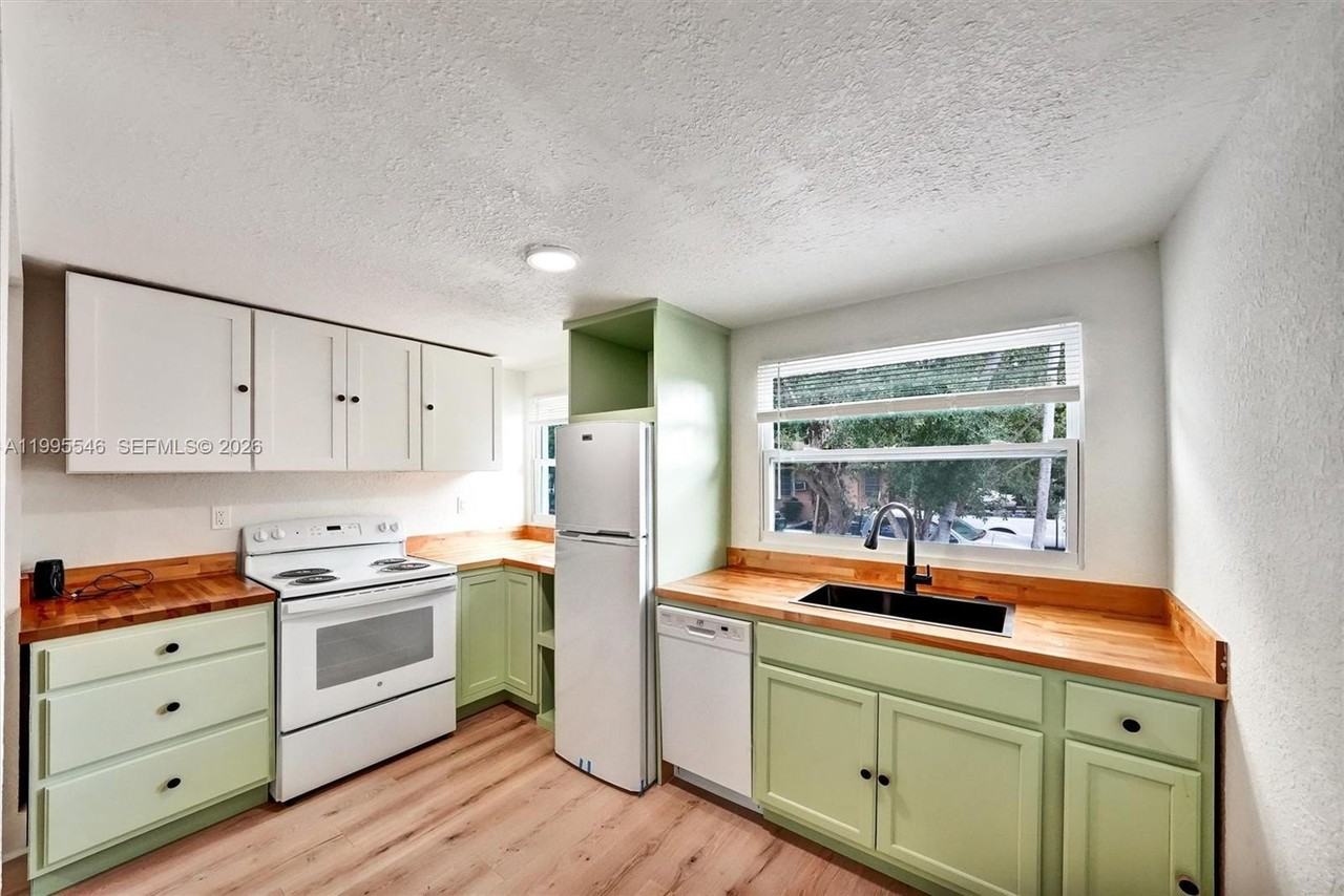 1411 Sw 3rd St #2 - Photo 5 of 20