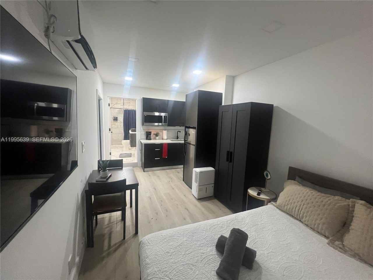 2723 Sw 13th St - Photo 2 of 10