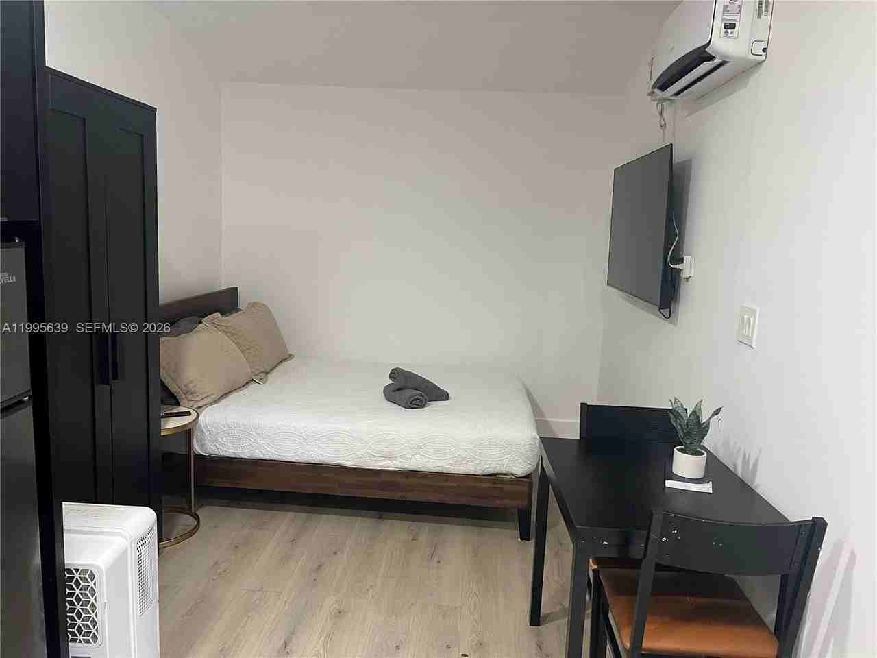 2723 Sw 13th St - Photo 3 of 10