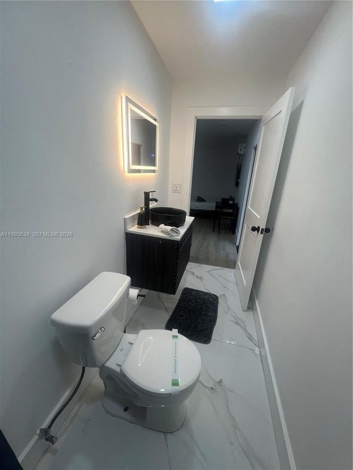 2723 Sw 13th St - Photo 5 of 10