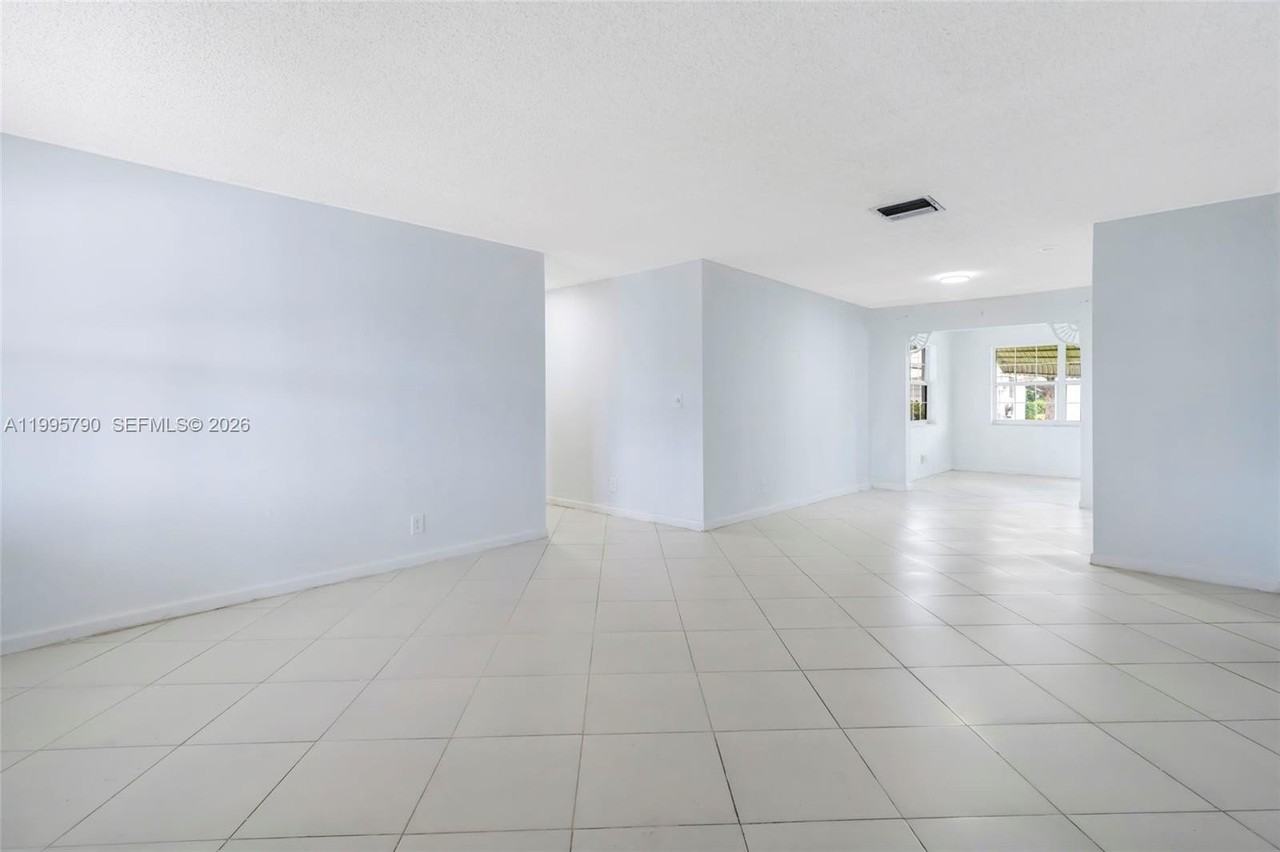 1005 Sw 18th St - Photo 2 of 37