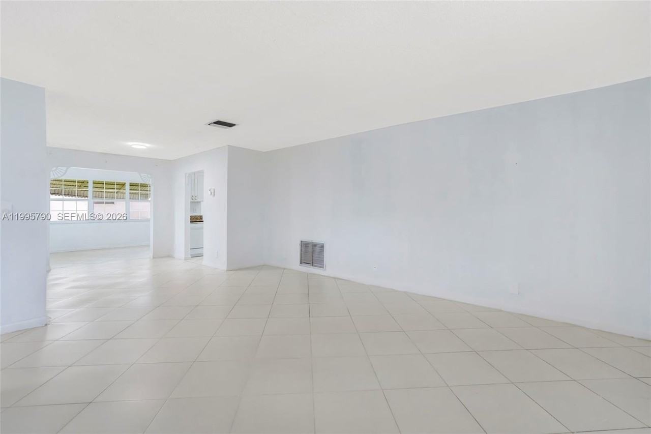 1005 Sw 18th St - Photo 3 of 37