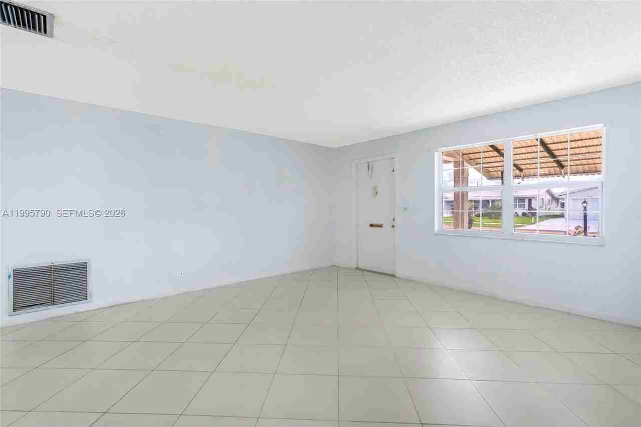 1005 Sw 18th St - Photo 4 of 37