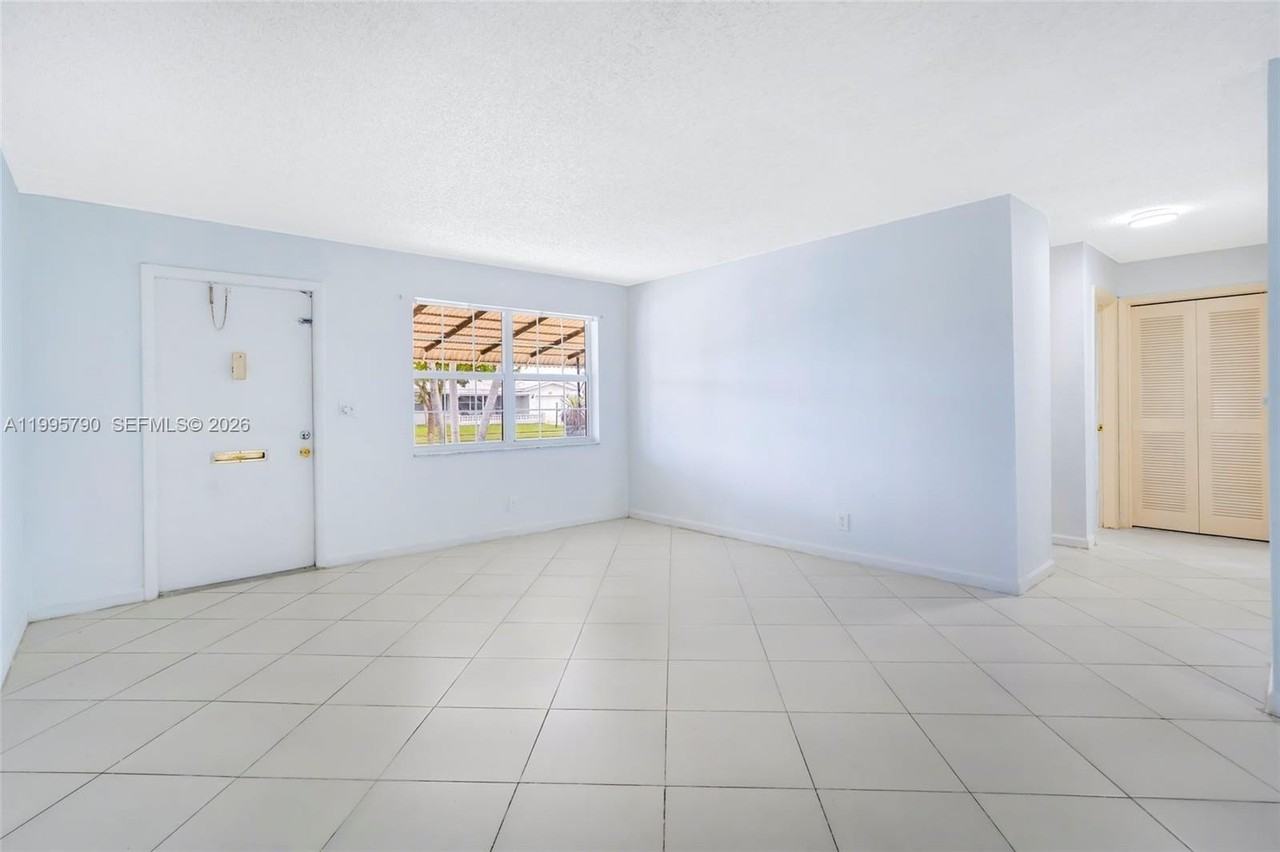 1005 Sw 18th St - Photo 5 of 37