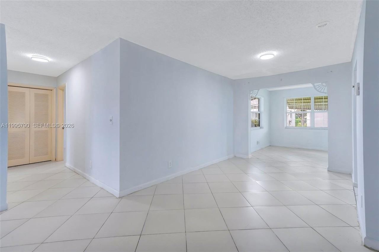 1005 Sw 18th St - Photo 6 of 37