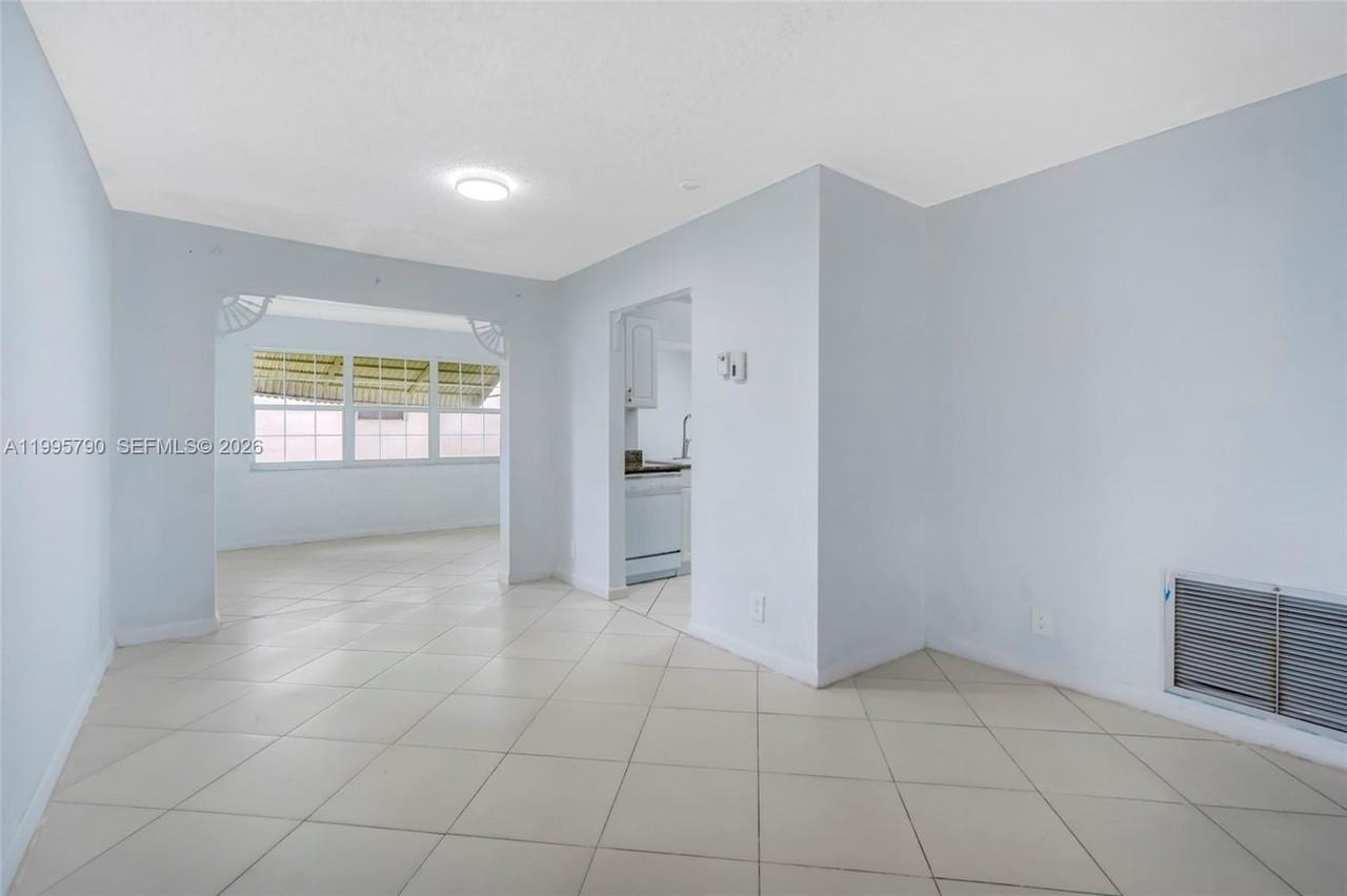 1005 Sw 18th St - Photo 7 of 37