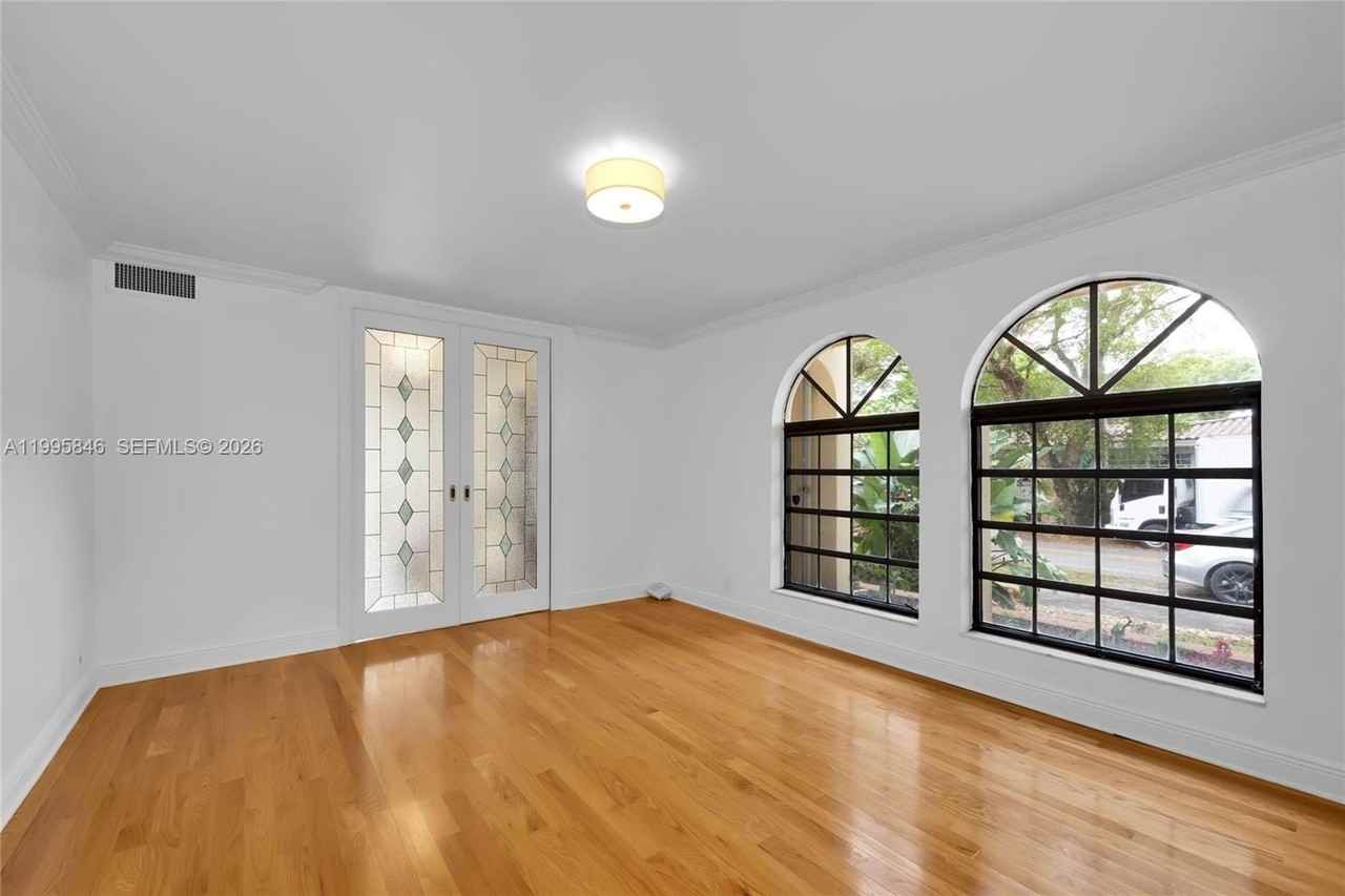 1240 Ortega Ave - Photo 5 of 31