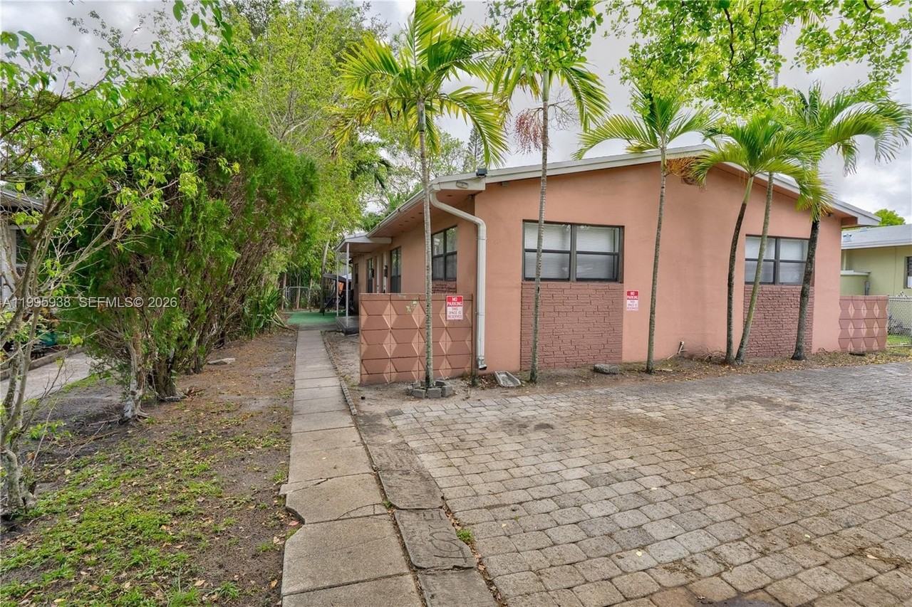 501 Sw 9th St #1-2 - Photo 3 of 15