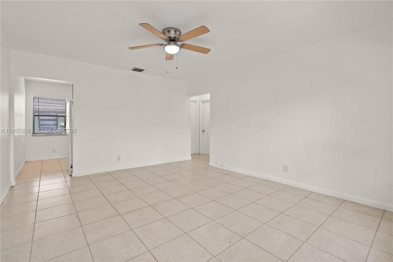 501 Sw 9th St #1-2 - Photo 5 of 15