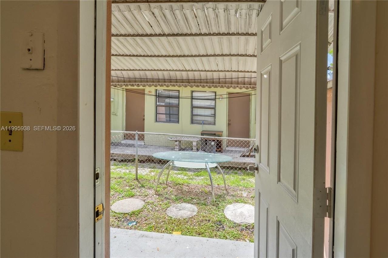 501 Sw 9th St #1-2 - Photo 6 of 15