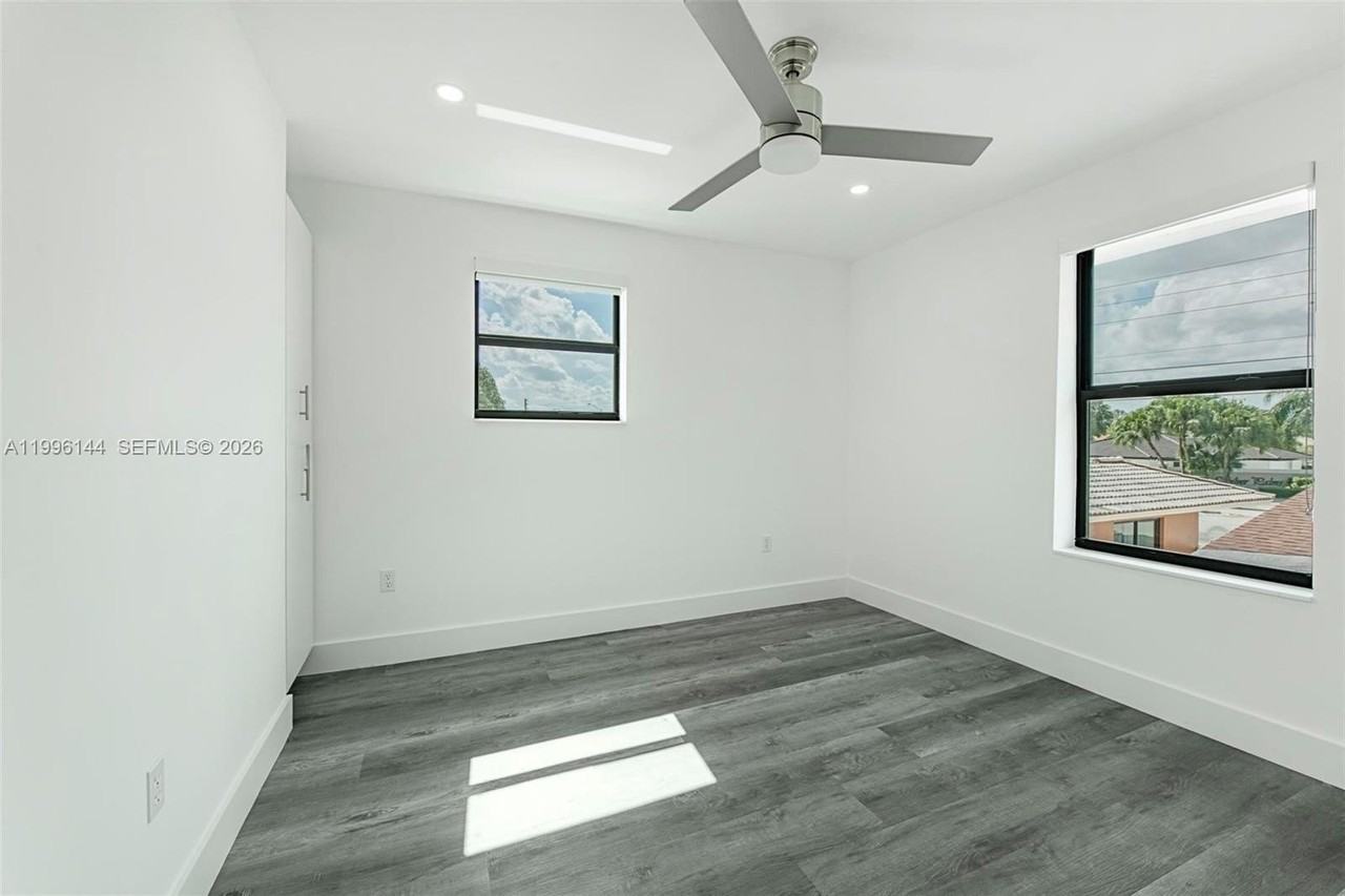 10370 Sw 24th St #B - Photo 4 of 6