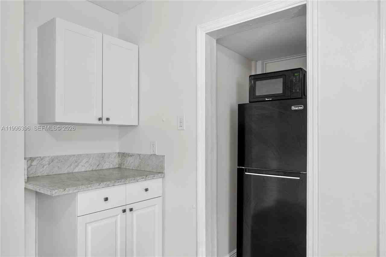 1041 Ne 9th Ave #A3 - Photo 4 of 21