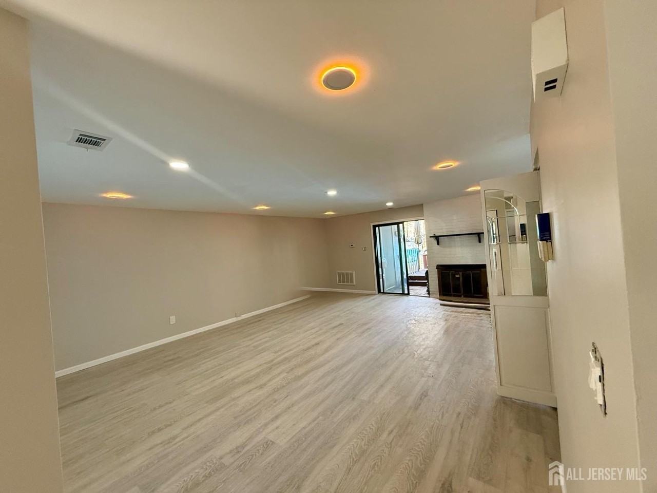 1502 Bromley Est - Photo 3 of 18