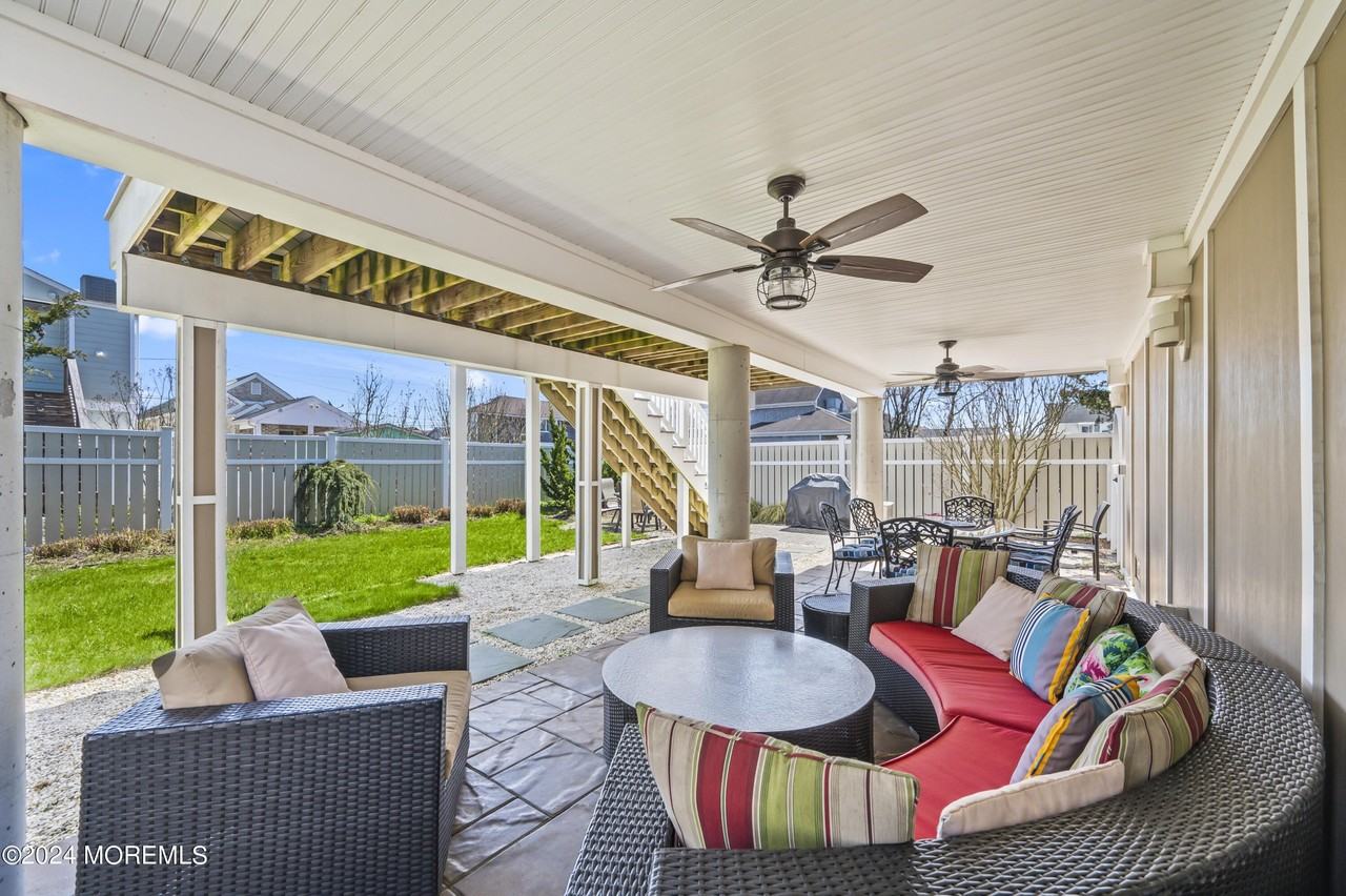 204 Randall Ave - Photo 5 of 29