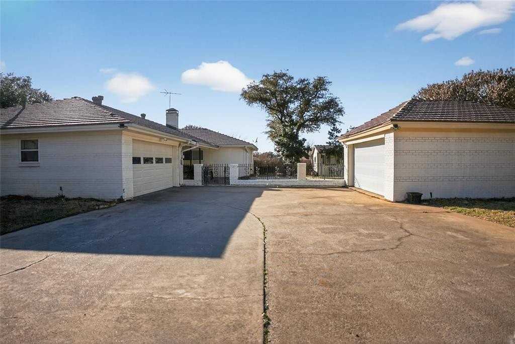 6425 Heidelburg Ct - Photo 3 of 32