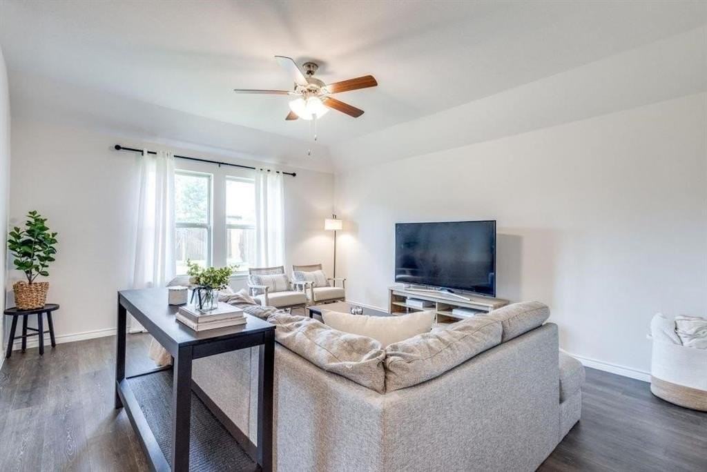 2817 Pioneer Dr - Photo 4 of 27