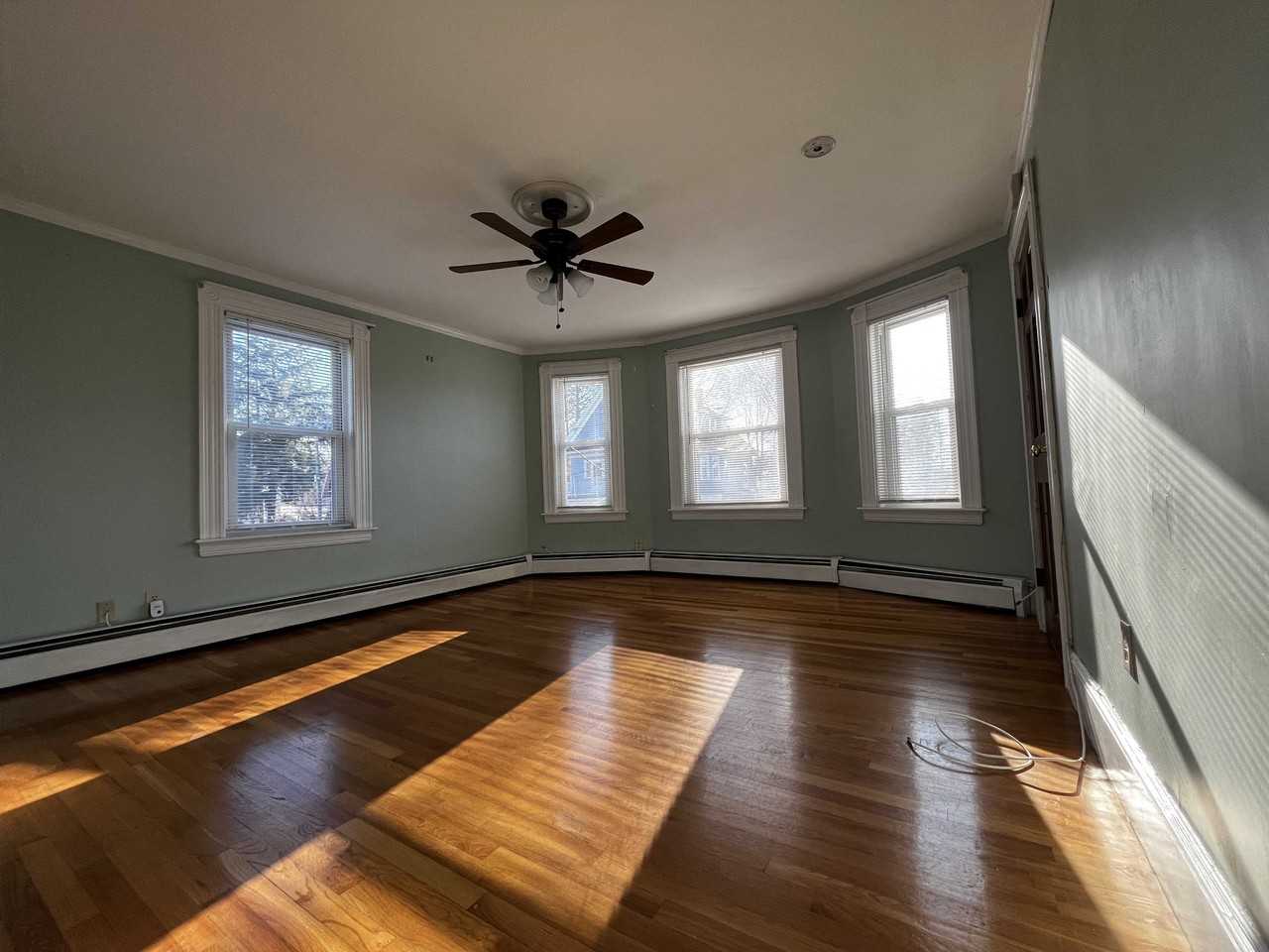 263 Middlesex St - Photo 6 of 15