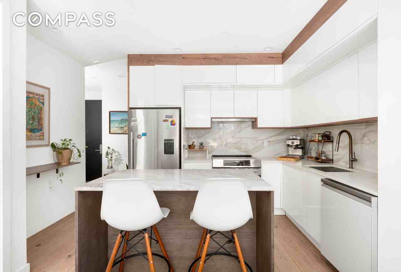 676 Halsey St #1B - Photo 3 of 7