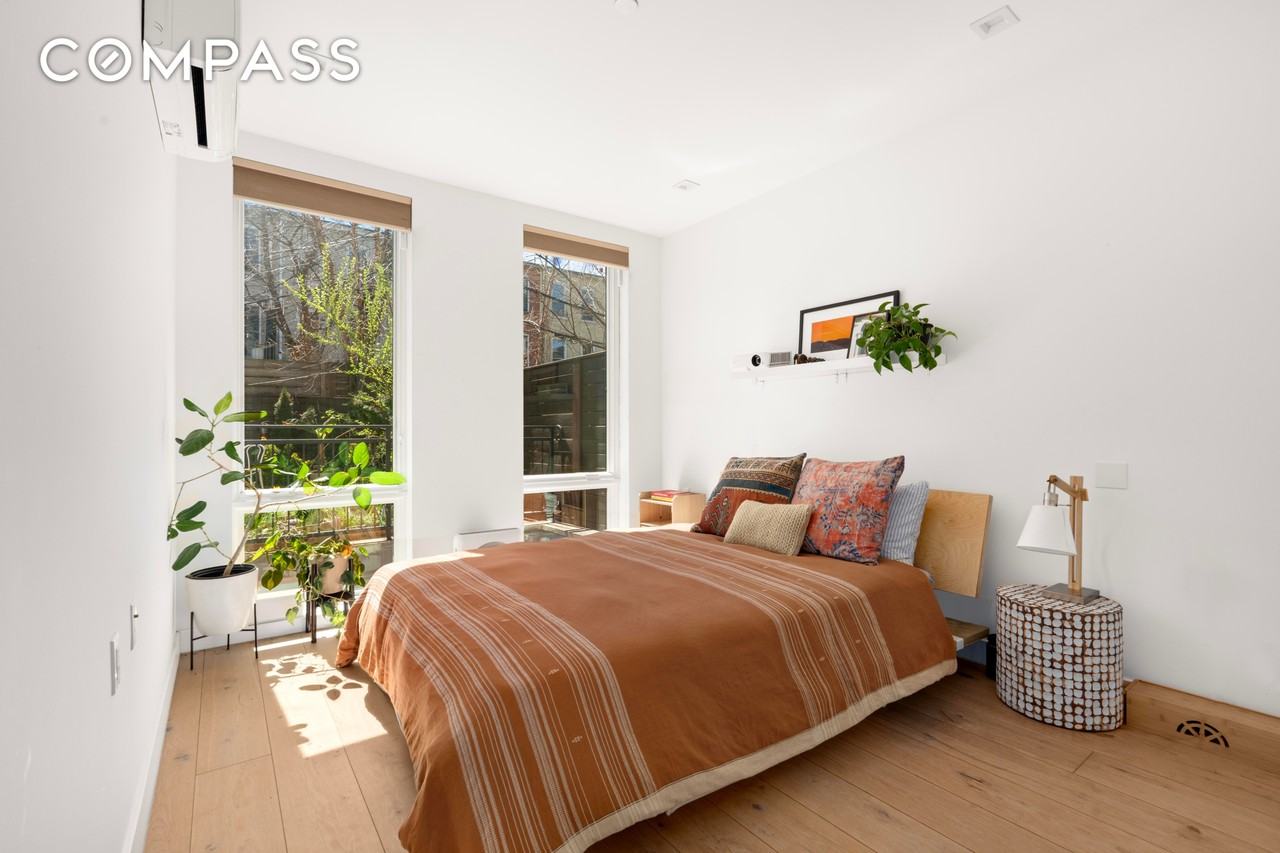 676 Halsey St #1B - Photo 4 of 7