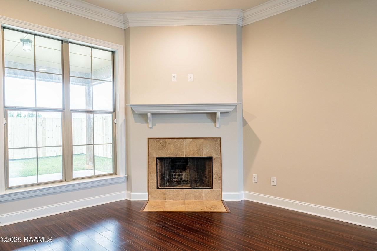 606 Highland View Dr - Photo 5 of 27