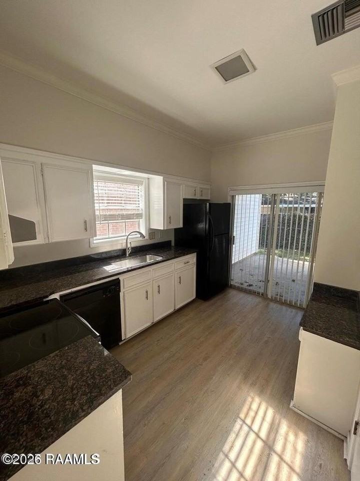 205 Castle Row Apt A - Photo 3 of 8