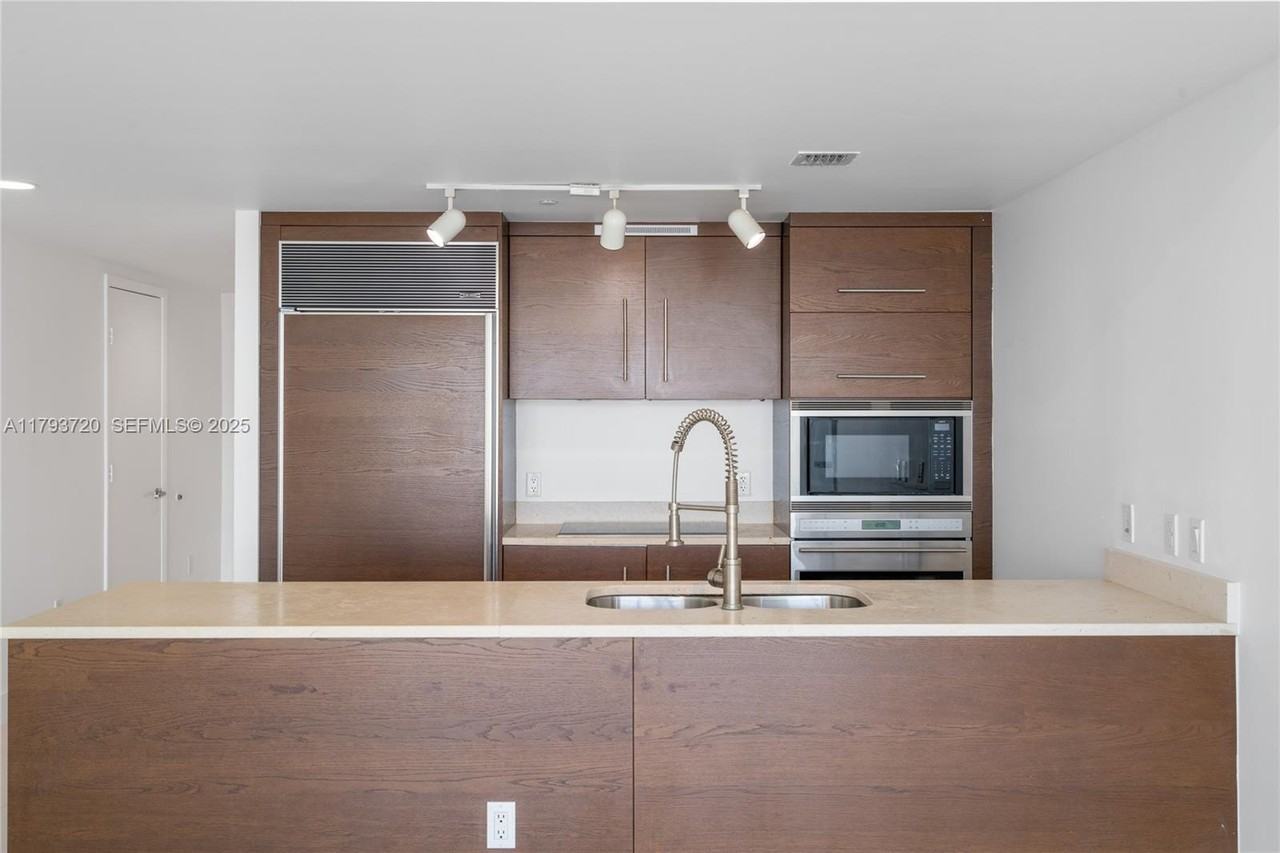 475 Brickell Avenue #2607 - Photo 3 of 42