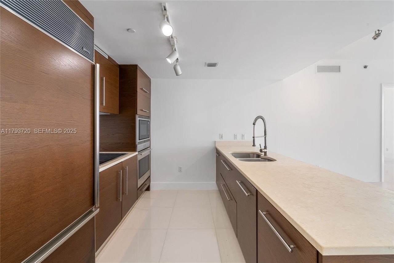 475 Brickell Avenue #2607 - Photo 4 of 42