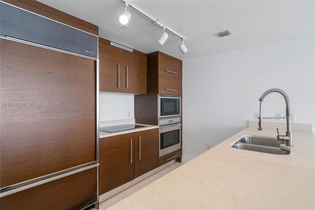 475 Brickell Avenue #2607 - Photo 5 of 42