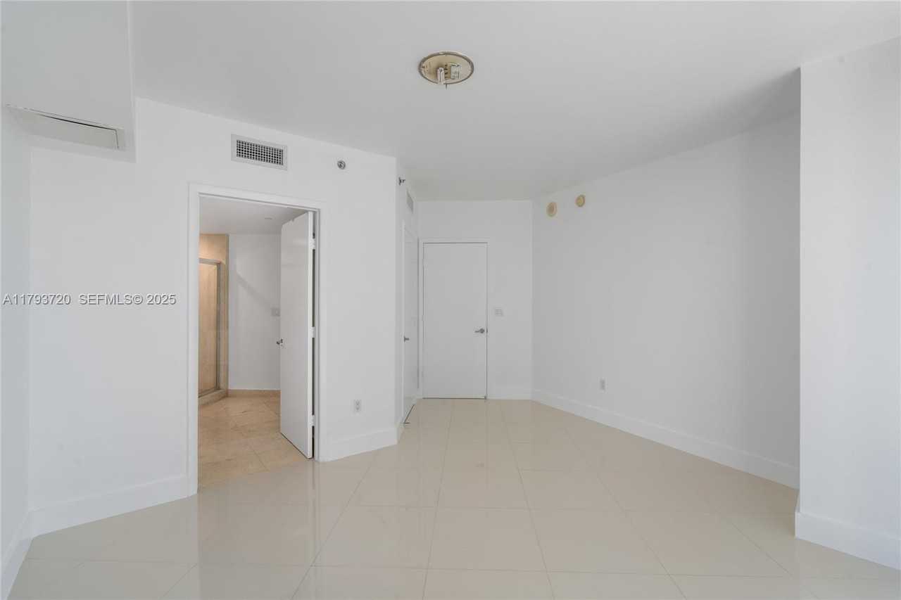 475 Brickell Avenue #2607 - Photo 6 of 42