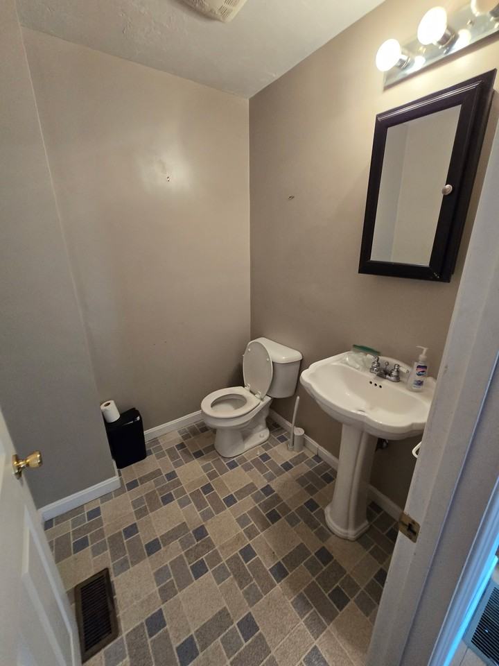 465 Riverside Street - Photo 2 of 4