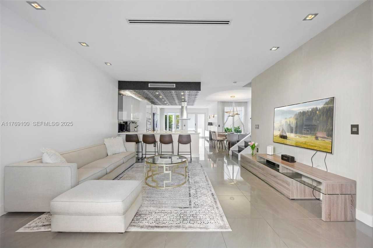 6414 Northwest 104th Path #6414 - Photo 3 of 28