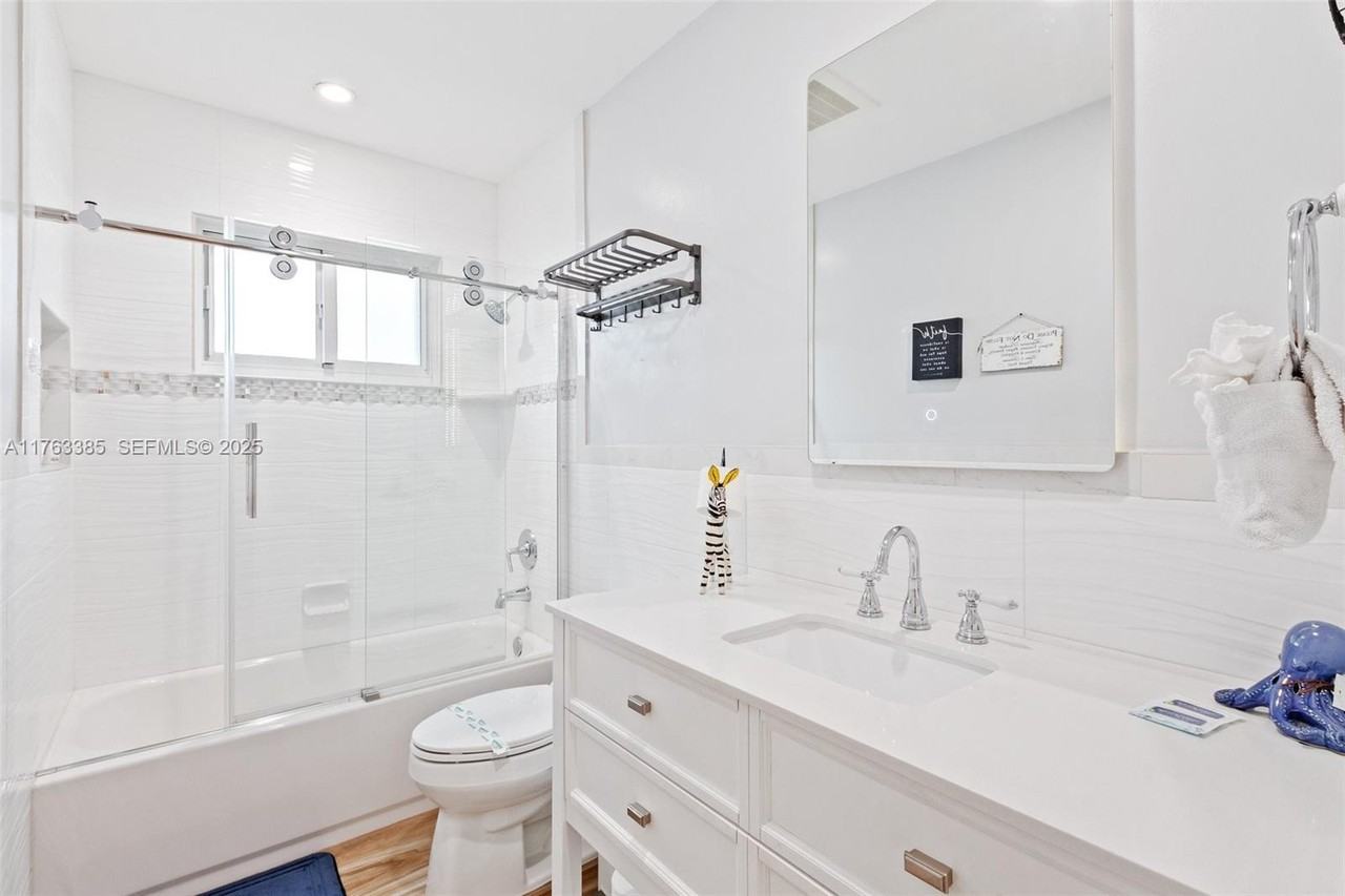 1424 Nautilus Isle - Photo 2 of 25