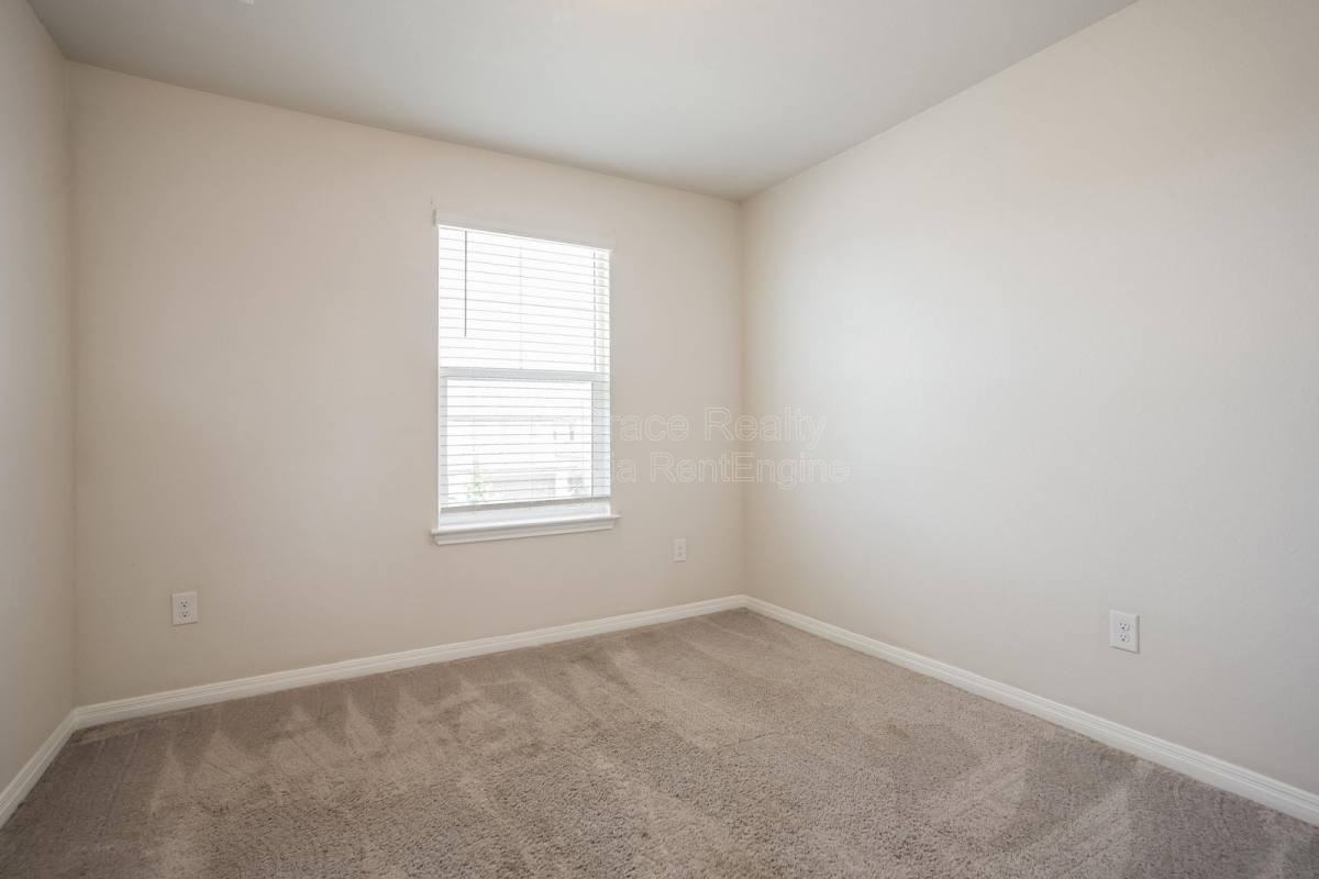 13921 Heartland Dr - Photo 3 of 10