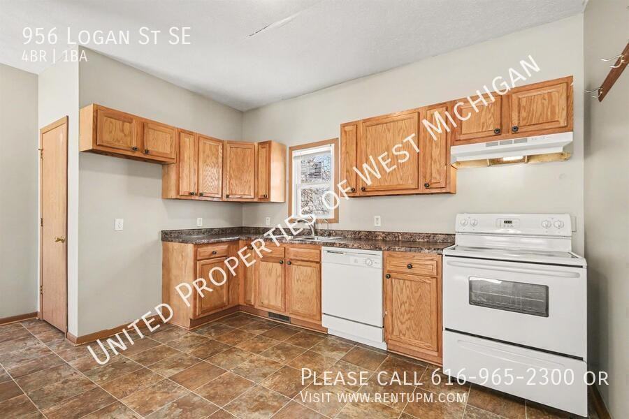 956 Logan St Se - Photo 5 of 15