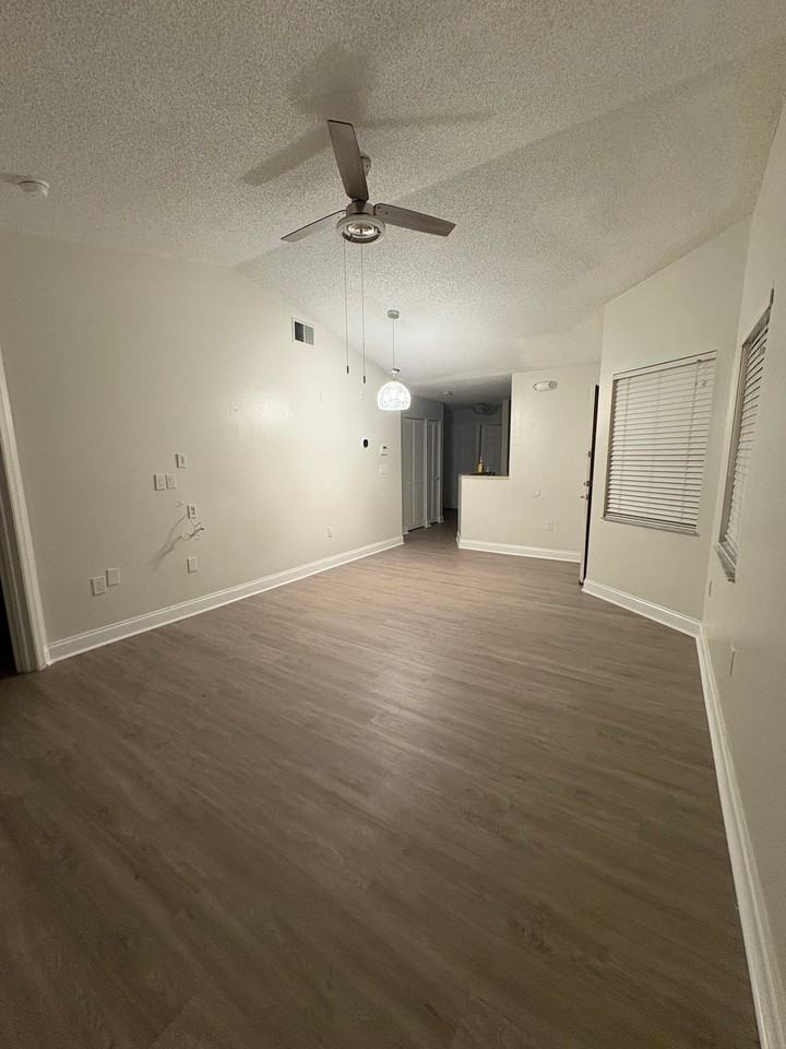 8824 Coral Palms Ct #B - Photo 5 of 15