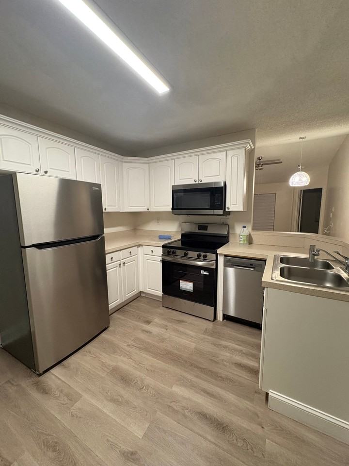 8824 Coral Palms Ct #B - Photo 6 of 15