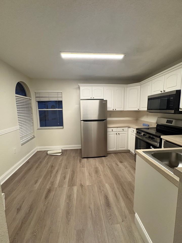 8824 Coral Palms Ct #B - Photo 7 of 15