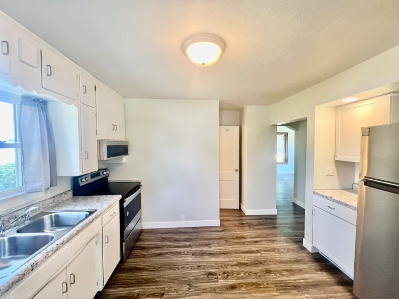 1032 N Rapids Rd - Photo 3 of 13