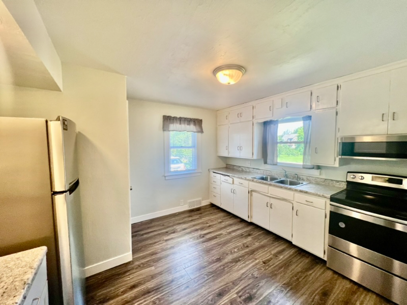 1032 N Rapids Rd - Photo 4 of 13